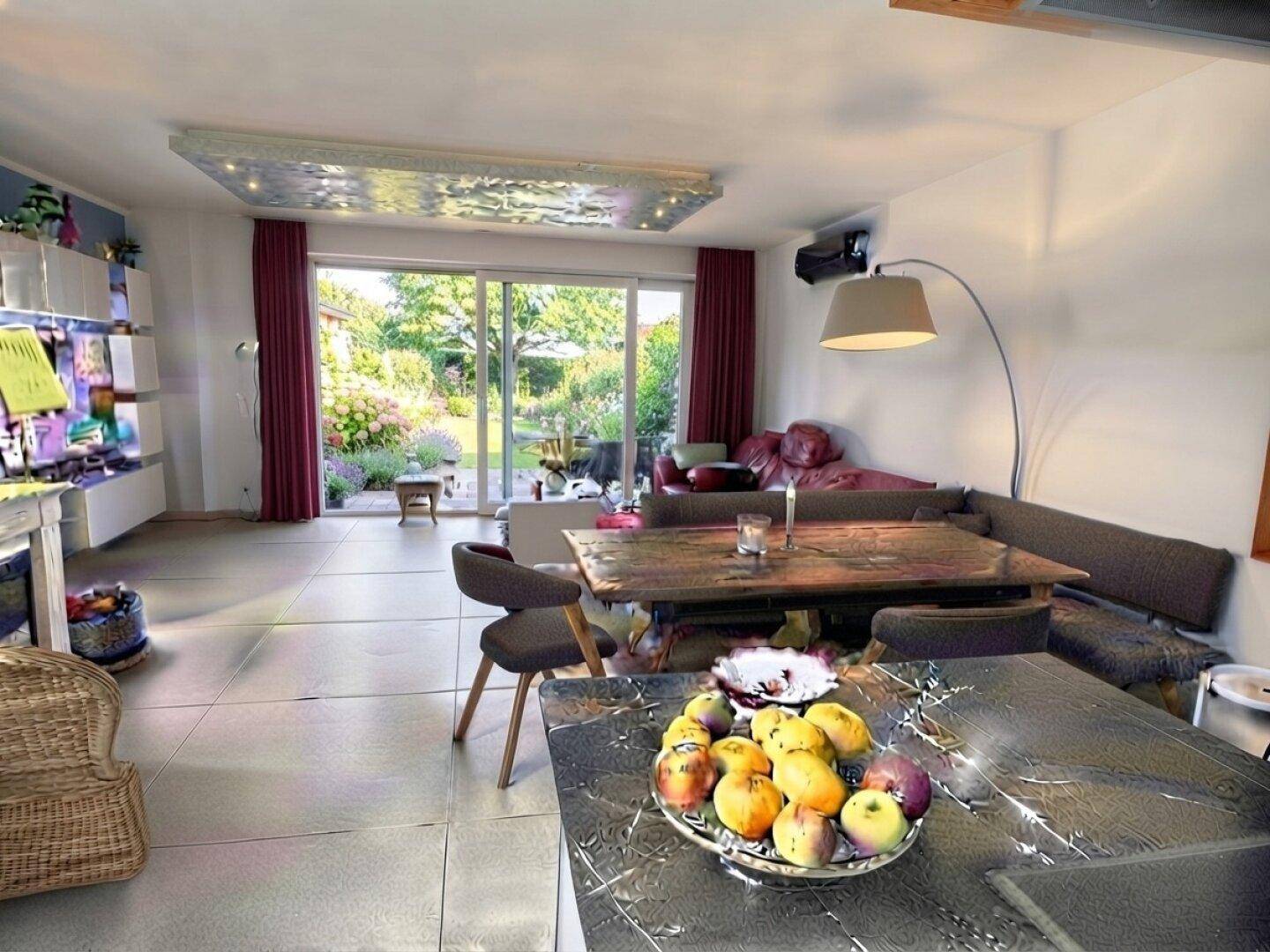 Wohnzimmer mit Gartenblick (Begrünung mit KI)