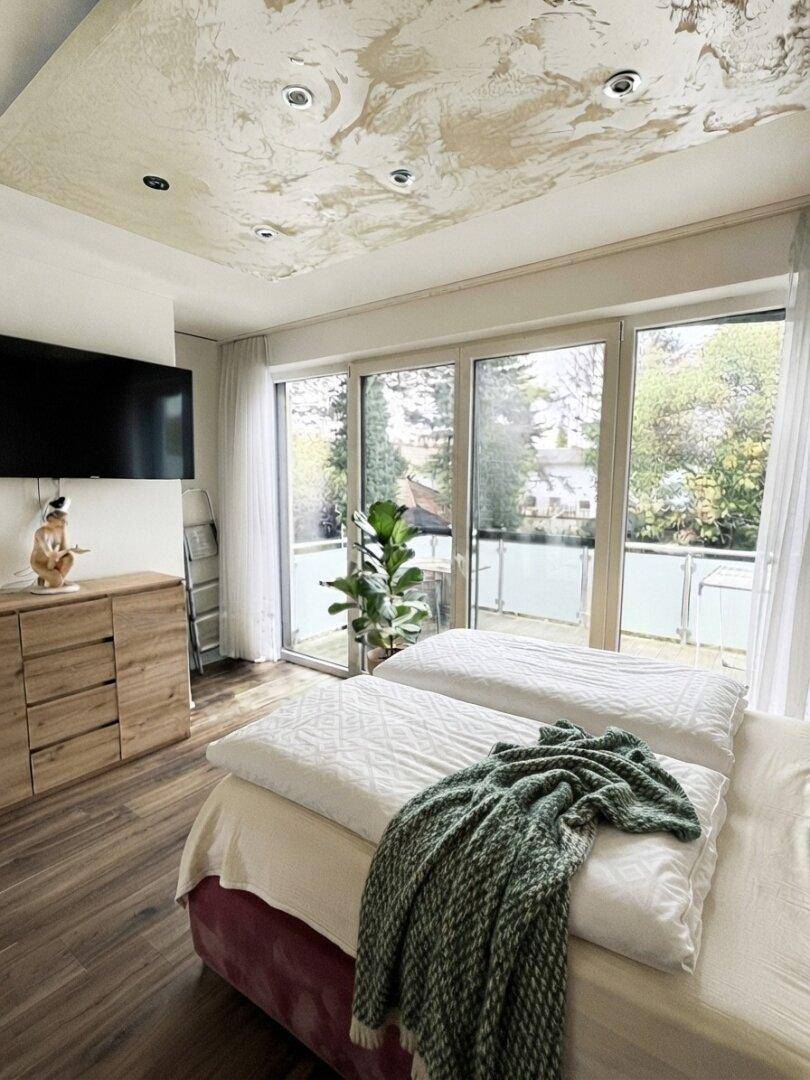 Schlafzimmer mit Blick auf Balkon (teilweise mit KI)