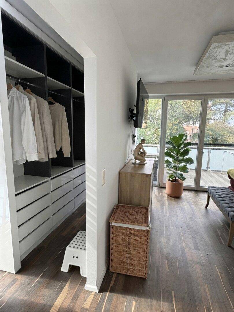 Schlafzimmer mit begehbarer Gardarobe