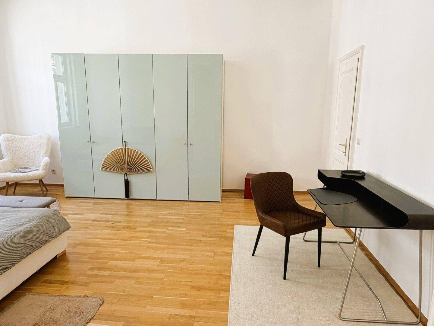 Schlafzimmer mit Schreibtisch