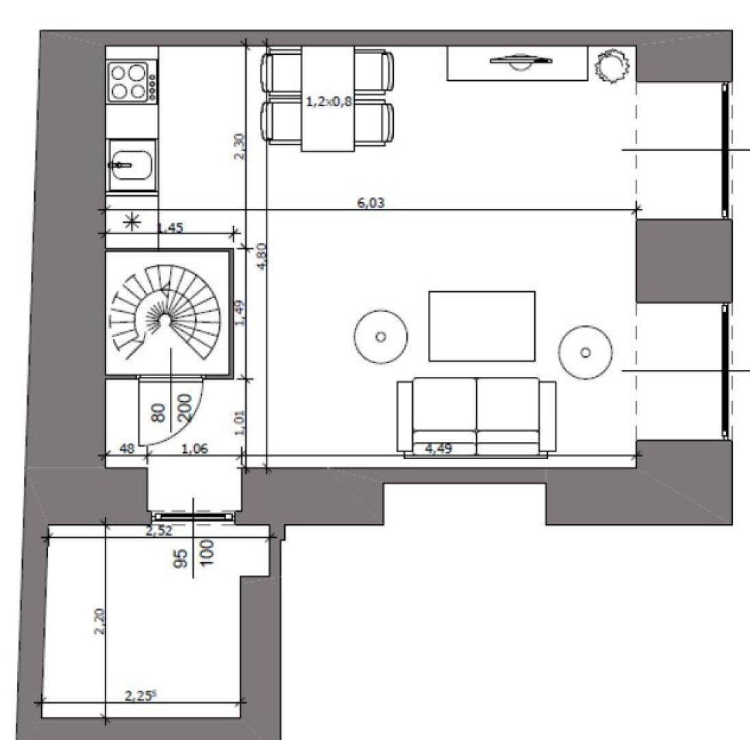 Grundriss des Wohnbereichs mit offener Küche, Essbereich und Wendeltreppe.