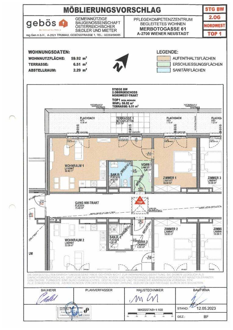 Grundriss einer Wohnung mit offenem Wohnbereich, drei Zimmern und Terrasse.