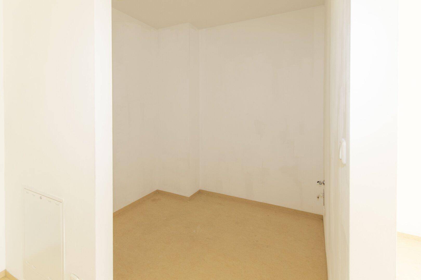 Kleiner, leerer Raum mit hellem Boden, ideal als Abstellkammer.