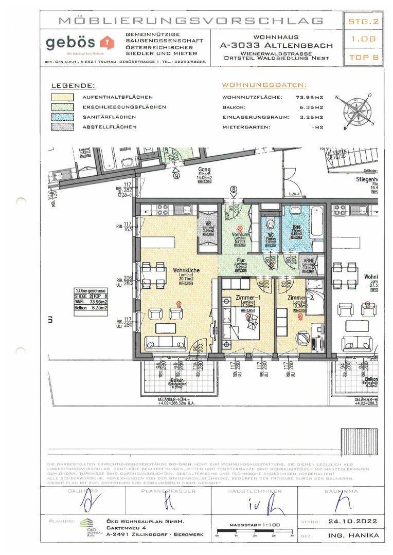 Detaillierter Grundriss einer Wohnung mit Möblierungsvorschlag, offener Küche und Balkonzugang.
