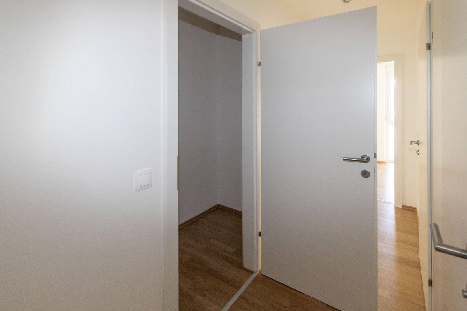 Praktischer Abstellraum mit Laminatboden, ideal für zusätzlichen Stauraum.