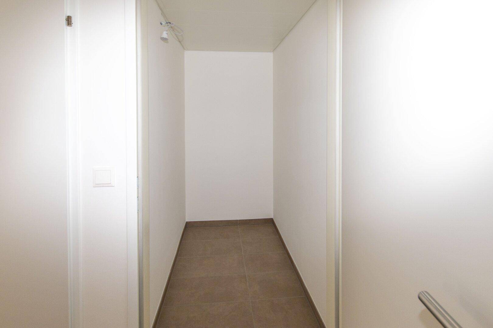 Kleiner, heller Abstellraum mit Fliesenboden, ideal für zusätzlichen Stauraum in der Wohnung.
