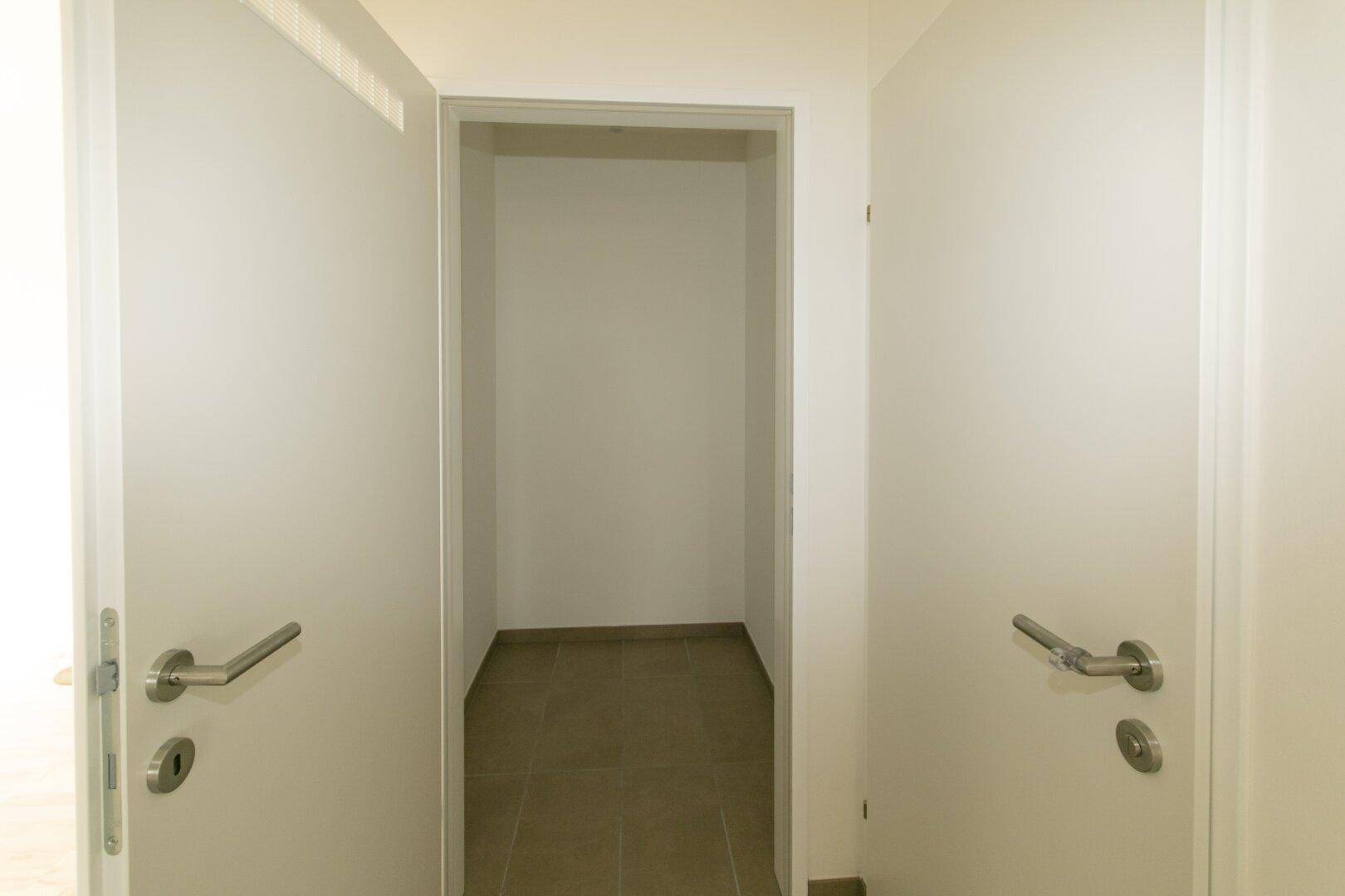 Praktischer Abstellraum mit Fliesenboden, ideal für zusätzlichen Stauraum im Haushalt.