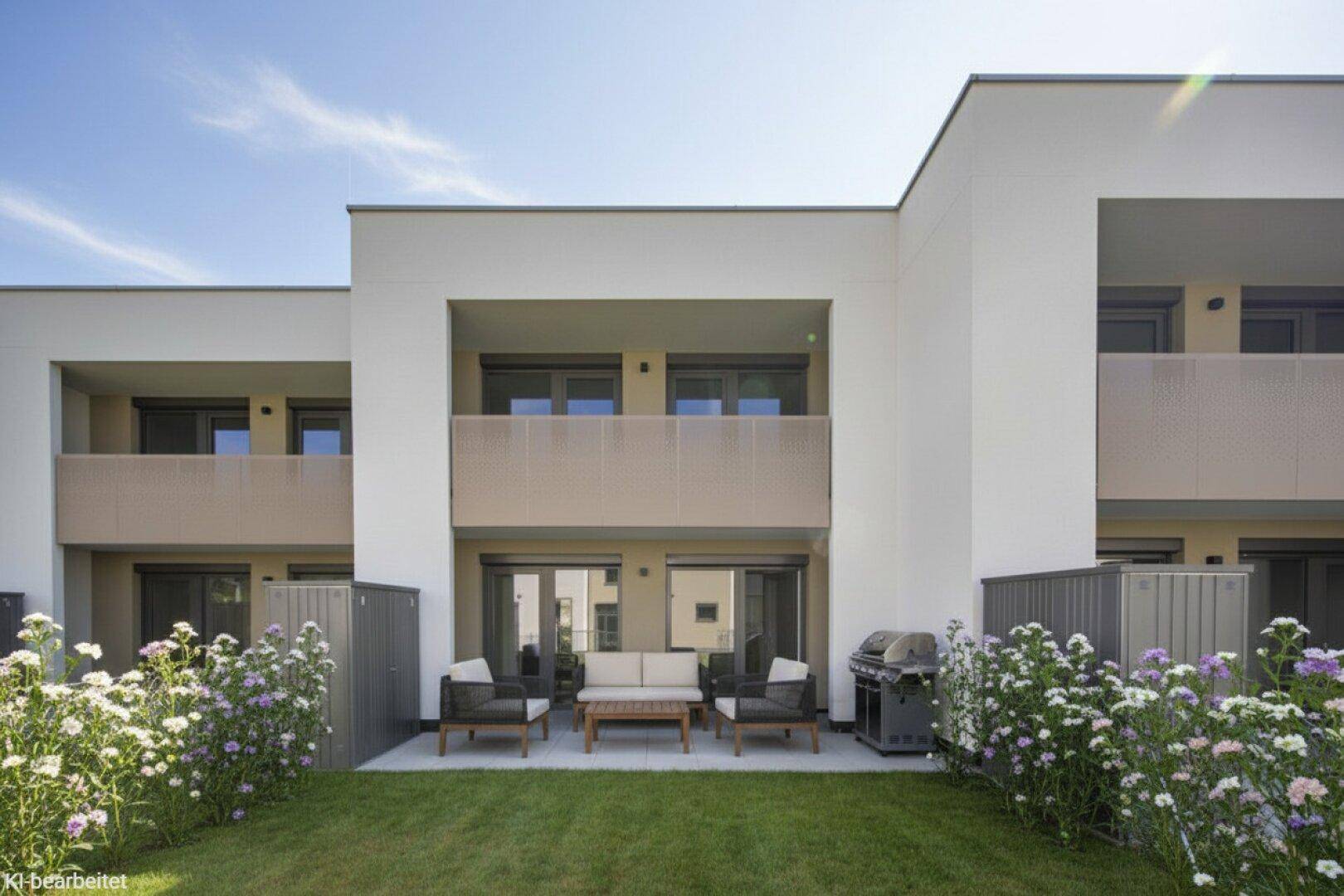 Gepflegter Gartenbereich mit Sitzgelegenheiten und Grill, umgeben von blühenden Pflanzen.