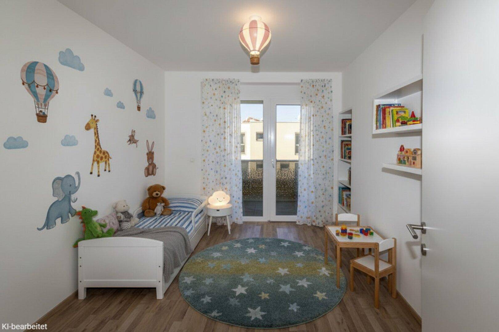 Freundliches Kinderzimmer mit Holzboden, verspielten Wandstickern und Zugang zum Balkon.