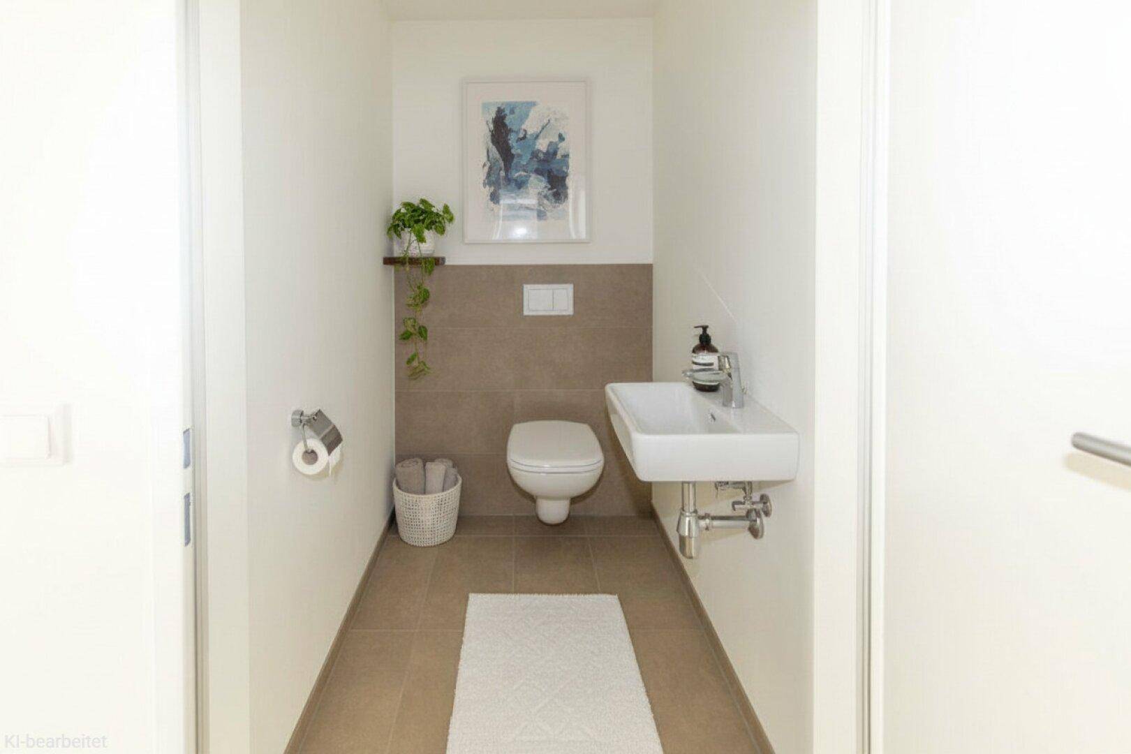 Modernes Gäste-WC mit Wand-WC, kleinem Waschbecken und stilvoller Wandgestaltung.