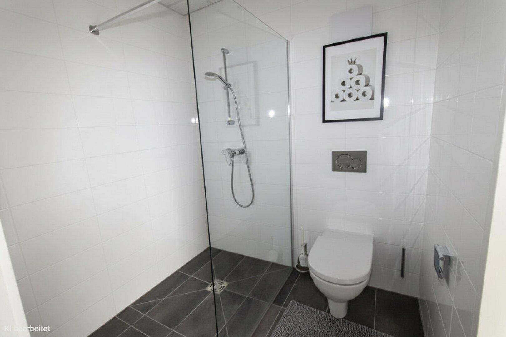 Helles Badezimmer mit ebenerdiger Dusche und wandhängendem WC.