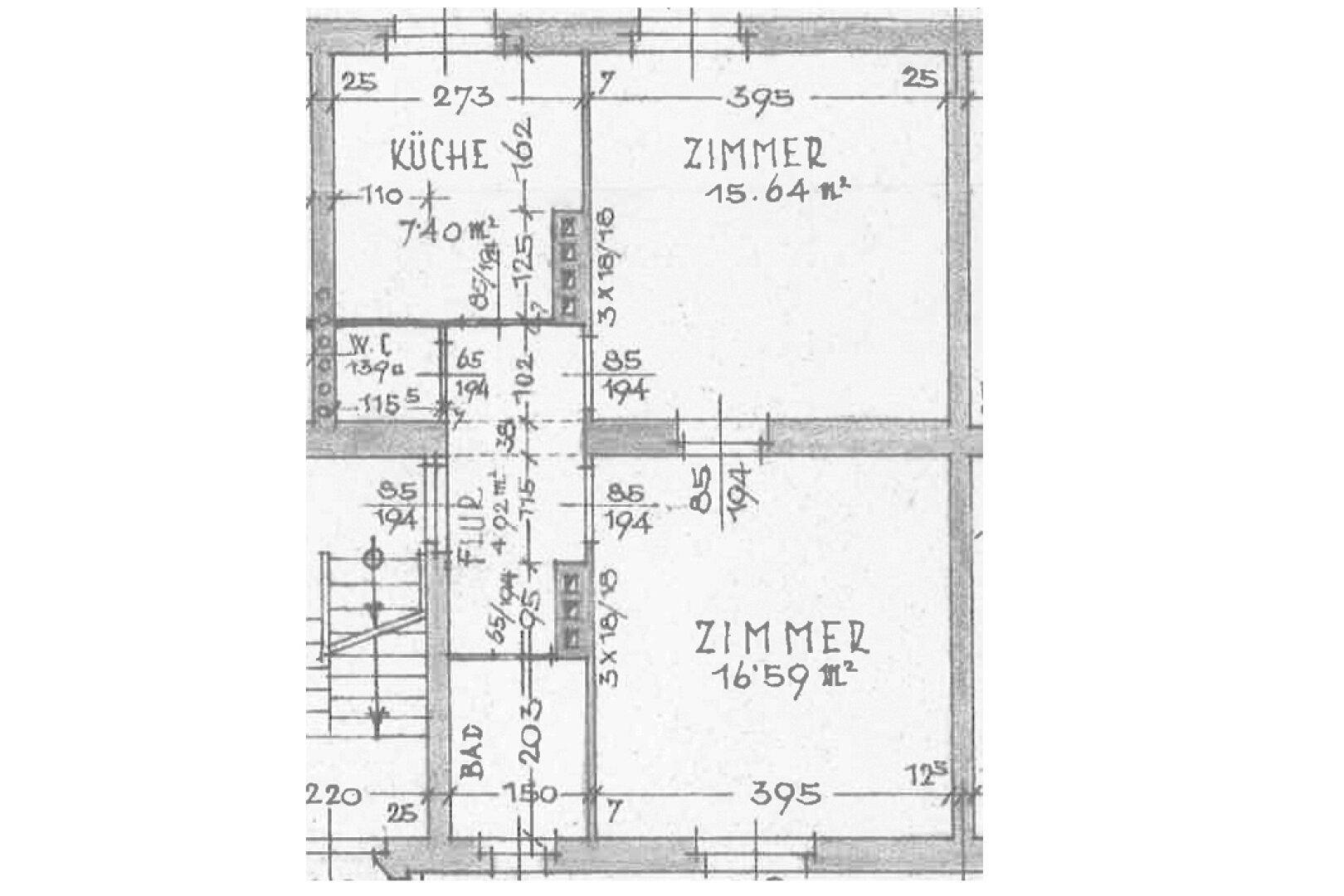 Handgezeichneter Grundriss mit Küche, Bad, WC und zwei Zimmern.