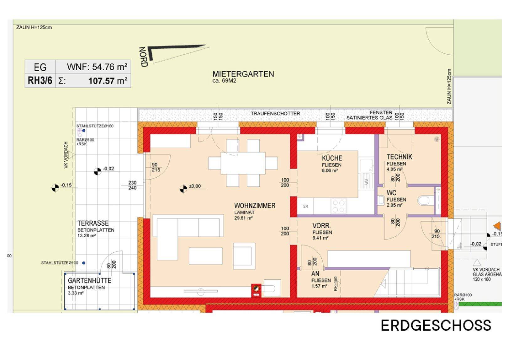 Grundriss des Erdgeschosses mit Wohnzimmer, Küche, Terrasse und Gartenhütte.