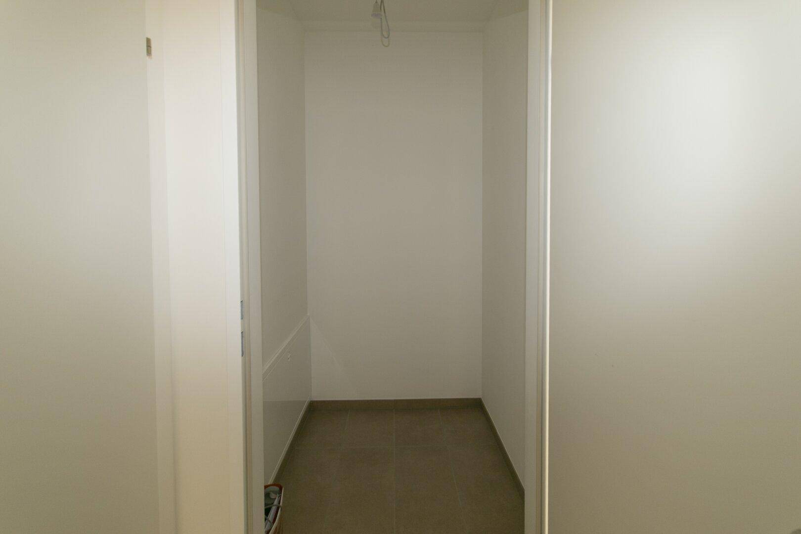 Praktischer Abstellraum mit Fliesenboden, ideal für zusätzlichen Stauraum.