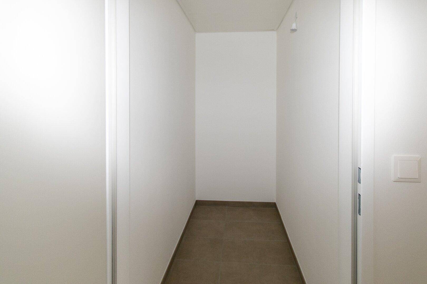 Praktischer Abstellraum mit Fliesenboden, ideal für zusätzlichen Stauraum in der Wohnung.