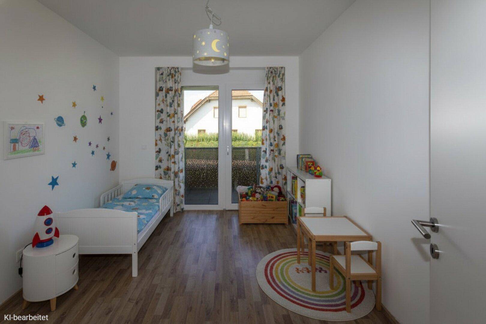 Kinderzimmer mit Einzelbett, Spielbereich und Zugang zu einem kleinen Balkon.