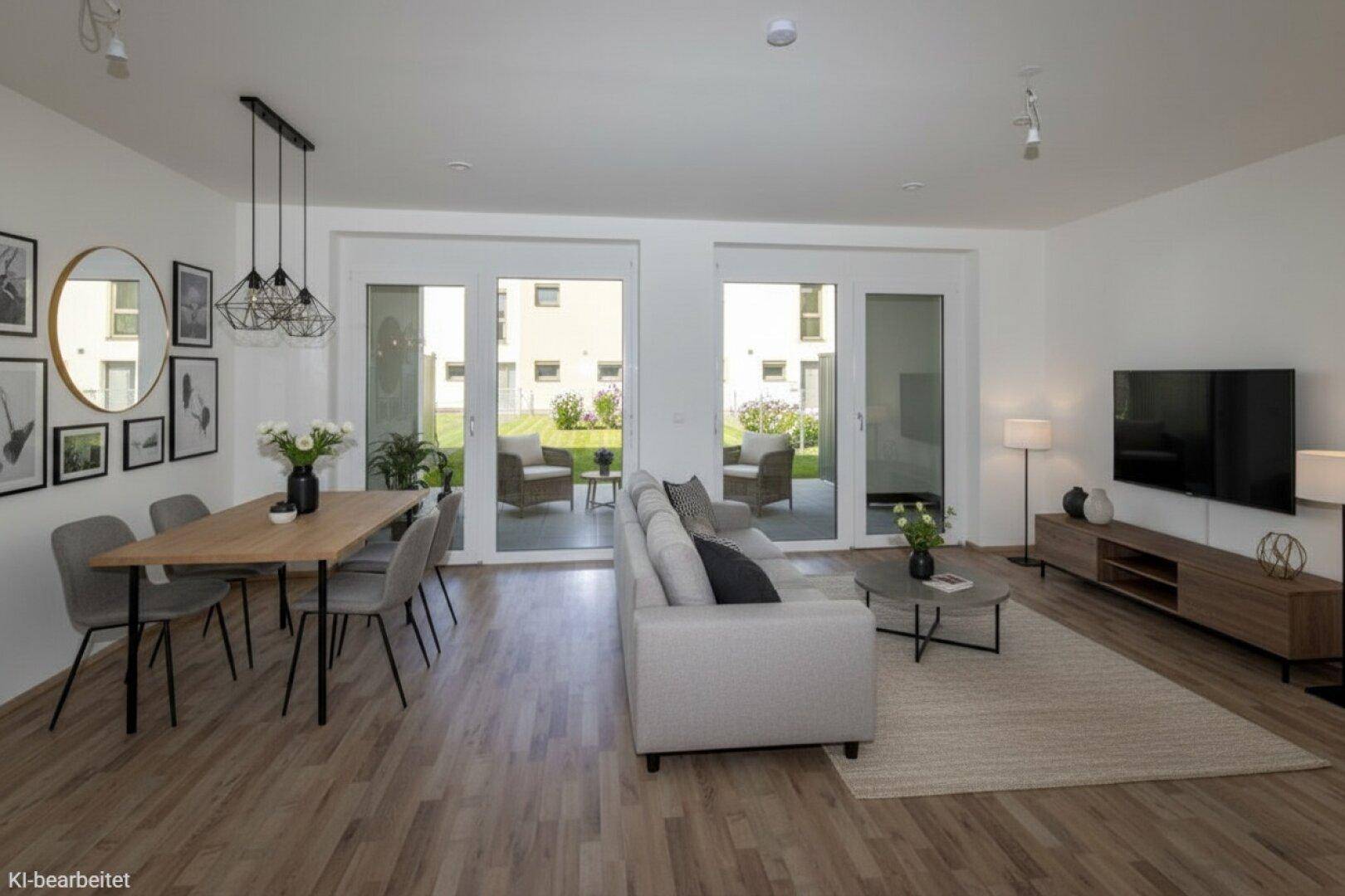 Heller, offener Wohn-Essbereich mit Holzboden, modernen Möbeln und Zugang zur Terrasse.
