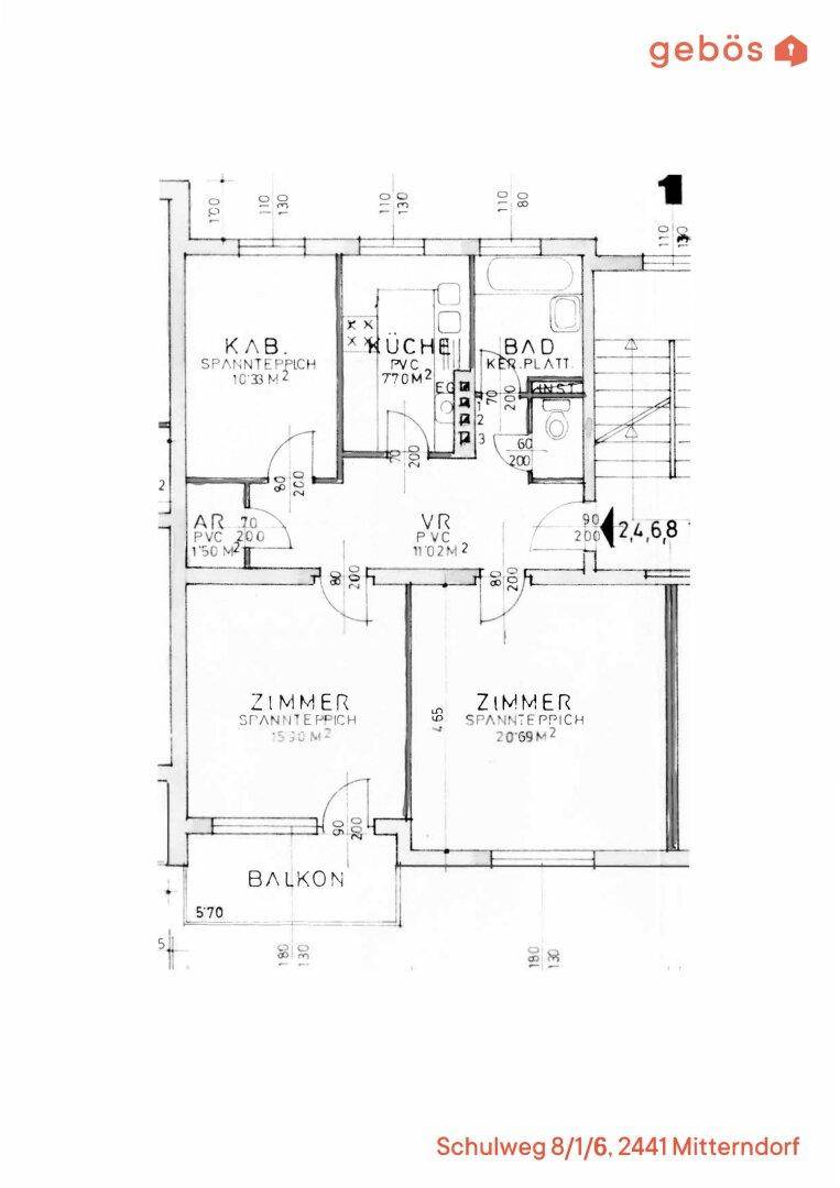 Grundriss einer Wohnung mit Küche, Bad, zwei Zimmern, Abstellraum und Balkon, inklusive Logo.