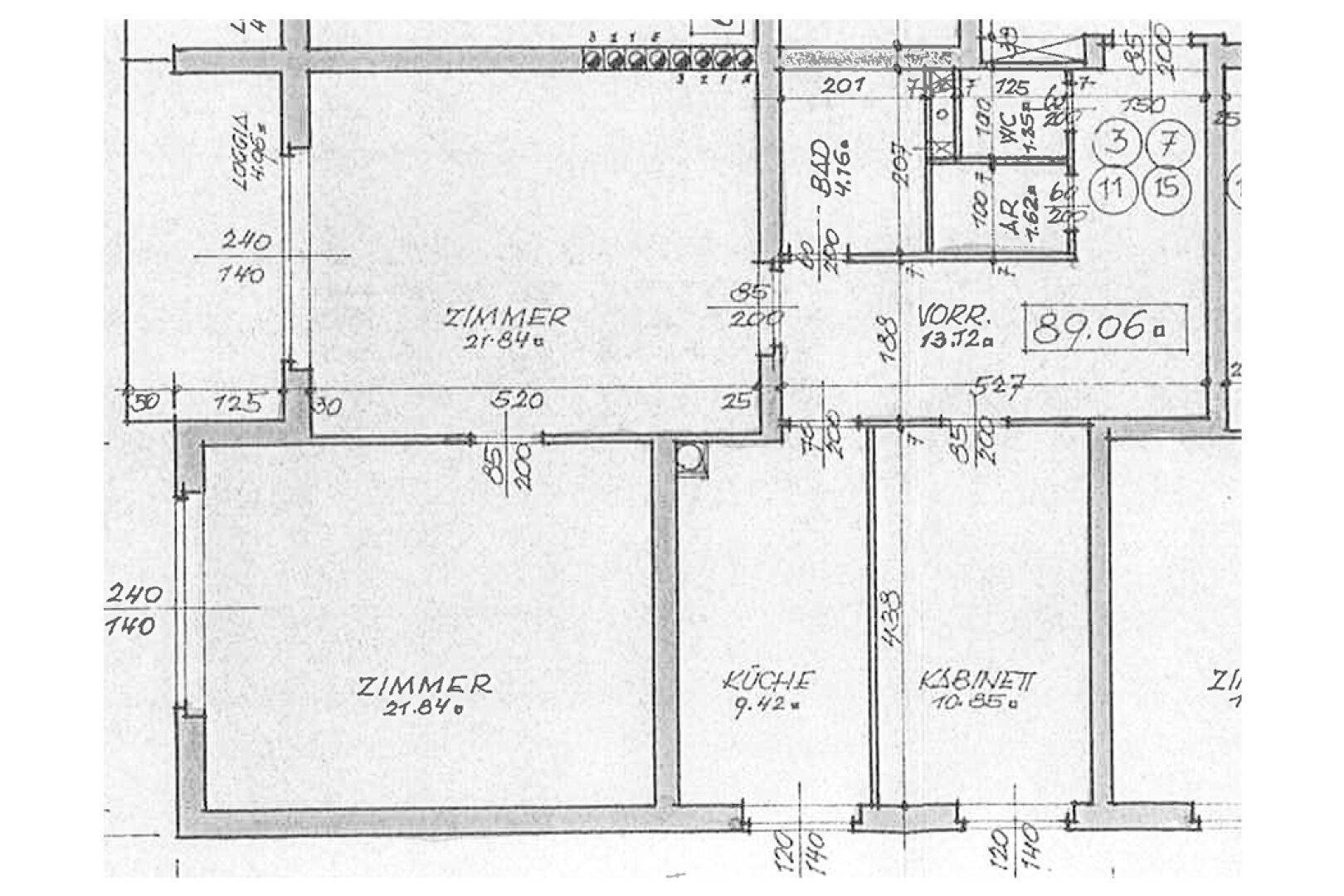 Grundriss einer Wohnung mit Loggia, Küche, Bad und mehreren Zimmern.