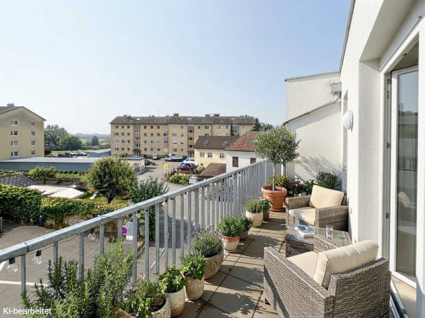 Geräumiger Balkon mit bequemen Gartenmöbeln und Blick auf die umliegende Wohngegend.