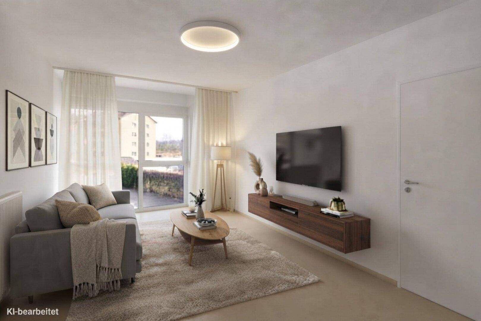 Helles Wohnzimmer mit beigem Teppich, modernem Sofa und Zugang zur Terrasse.