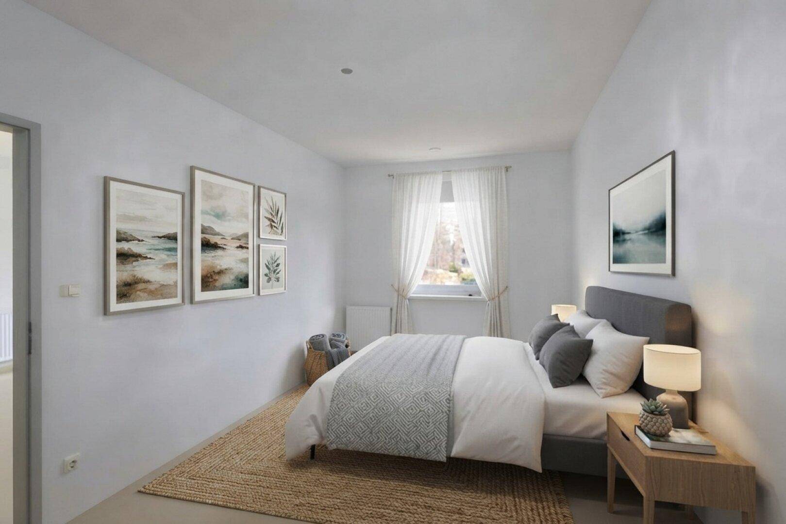 Ruhiges Schlafzimmer mit Doppelbett, hellem Teppich und Blick ins Grüne durch das Fenster.