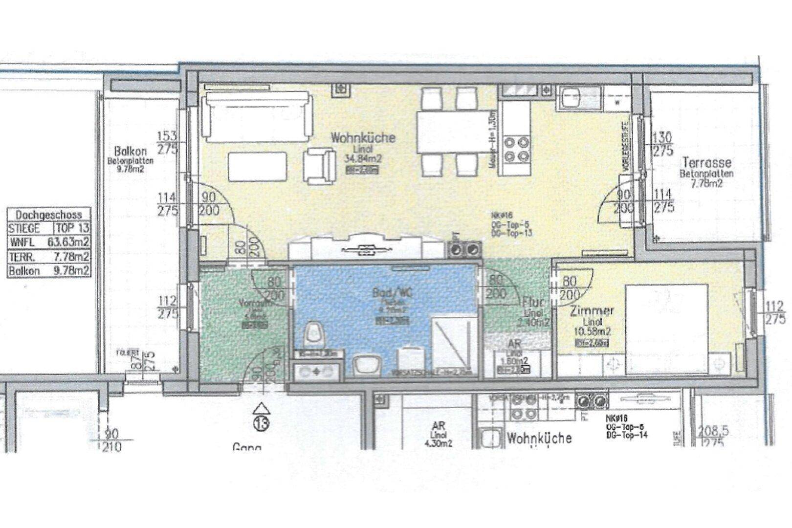 Detaillierter Grundriss einer Dachgeschosswohnung mit Wohnküche, Schlafzimmer und zwei Balkonen.