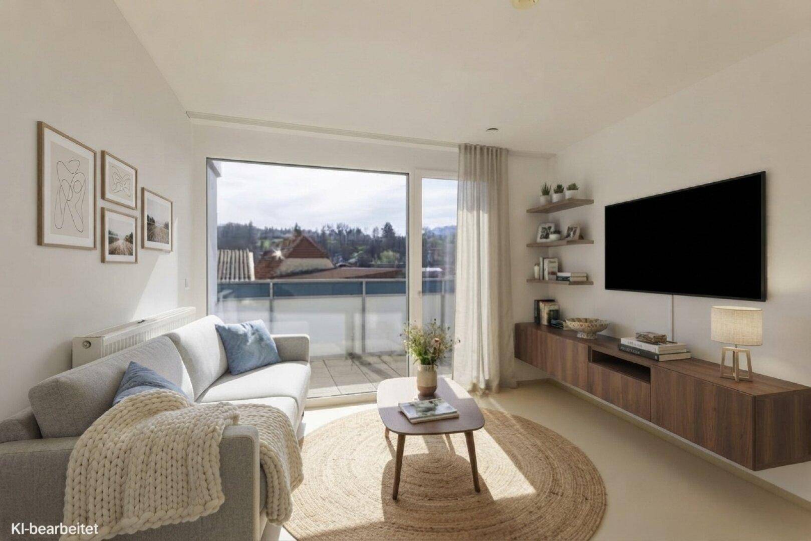 Gemütliches Wohnzimmer mit Sofa, Fernseher und großen Fenstern mit Blick ins Grüne.