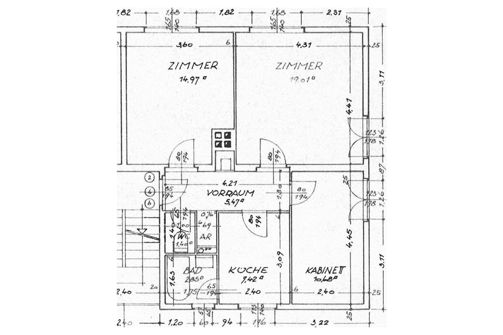 Detaillierter Grundriss einer Wohnung mit mehreren Zimmern, Bad, Küche und Vorraum.