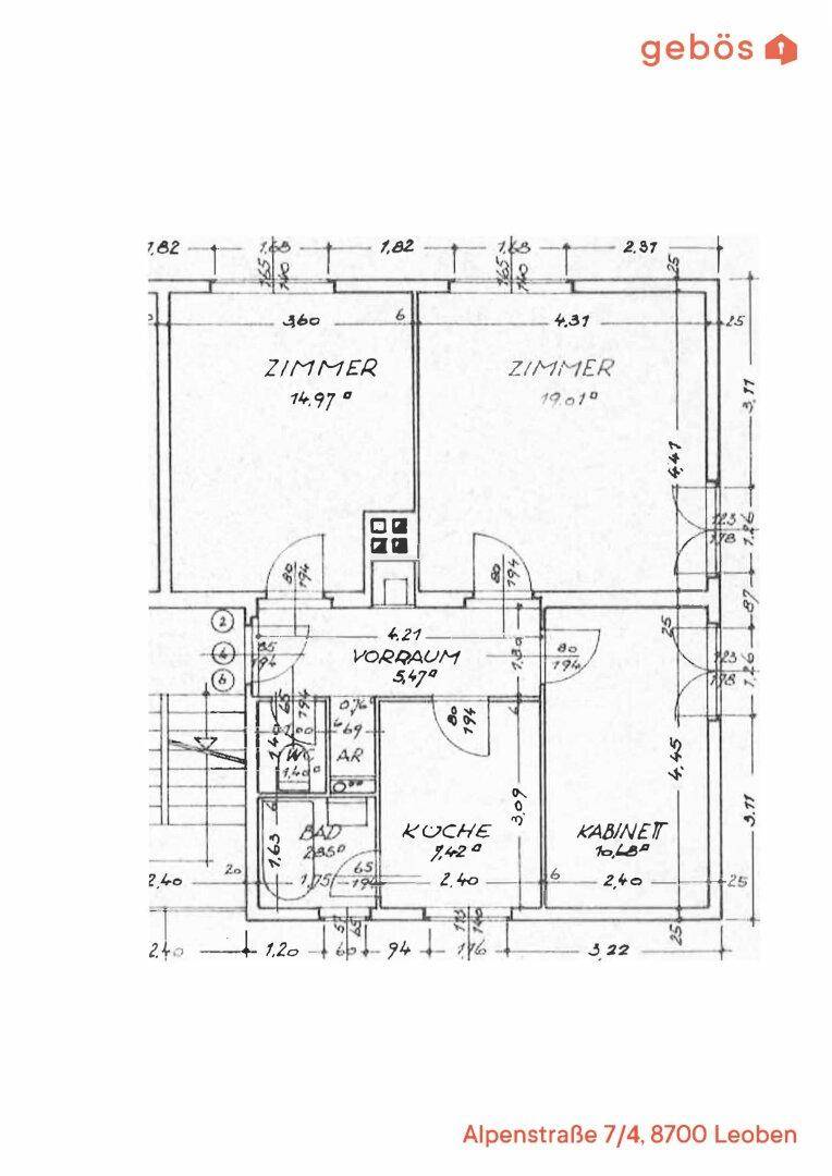 Grundriss einer Wohnung mit Zimmern, Bad, Küche und Kabinett, präsentiert mit Firmenlogo.