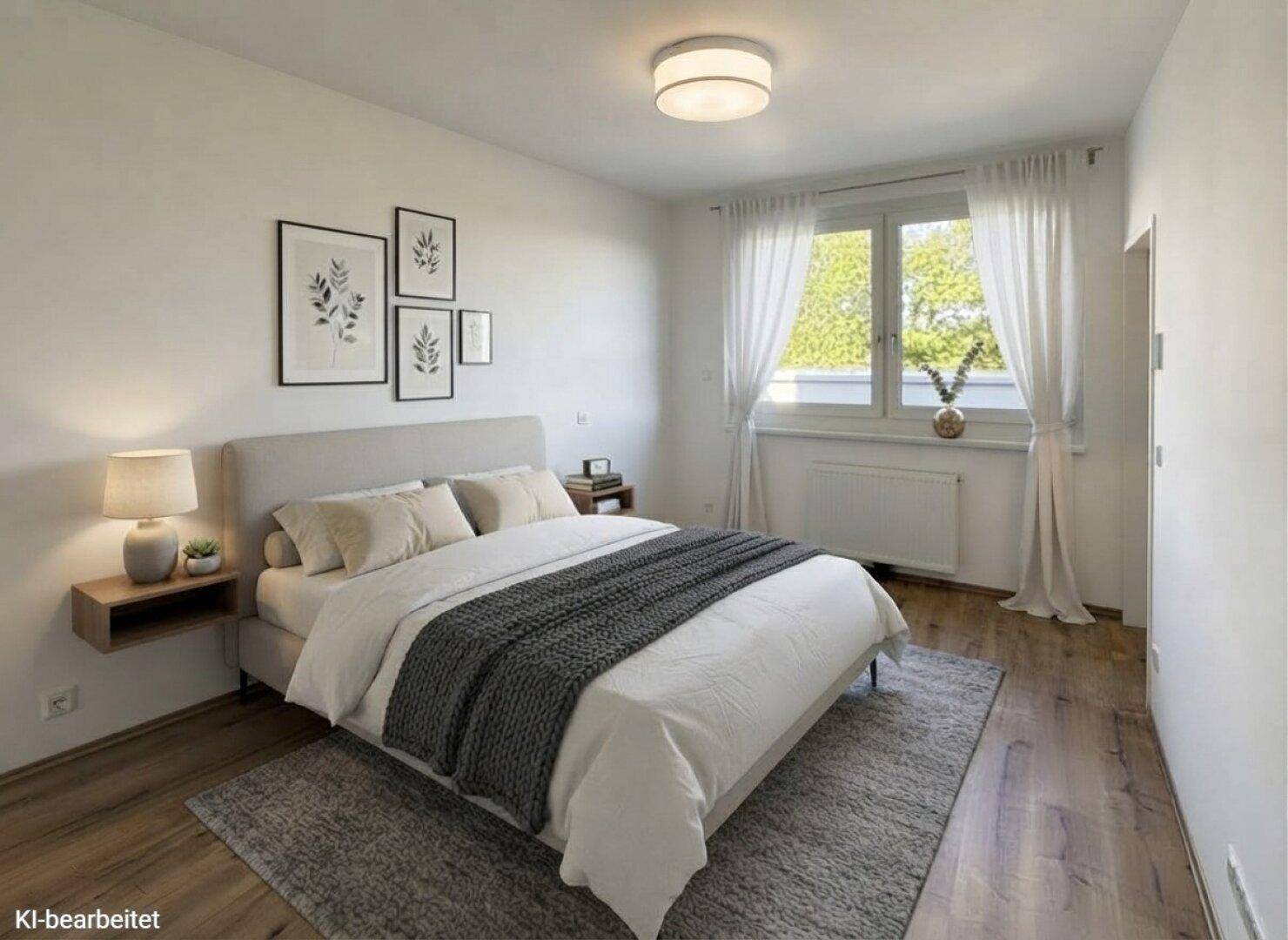 Helles Schlafzimmer mit Doppelbett, Holzboden und Blick ins Grüne.
