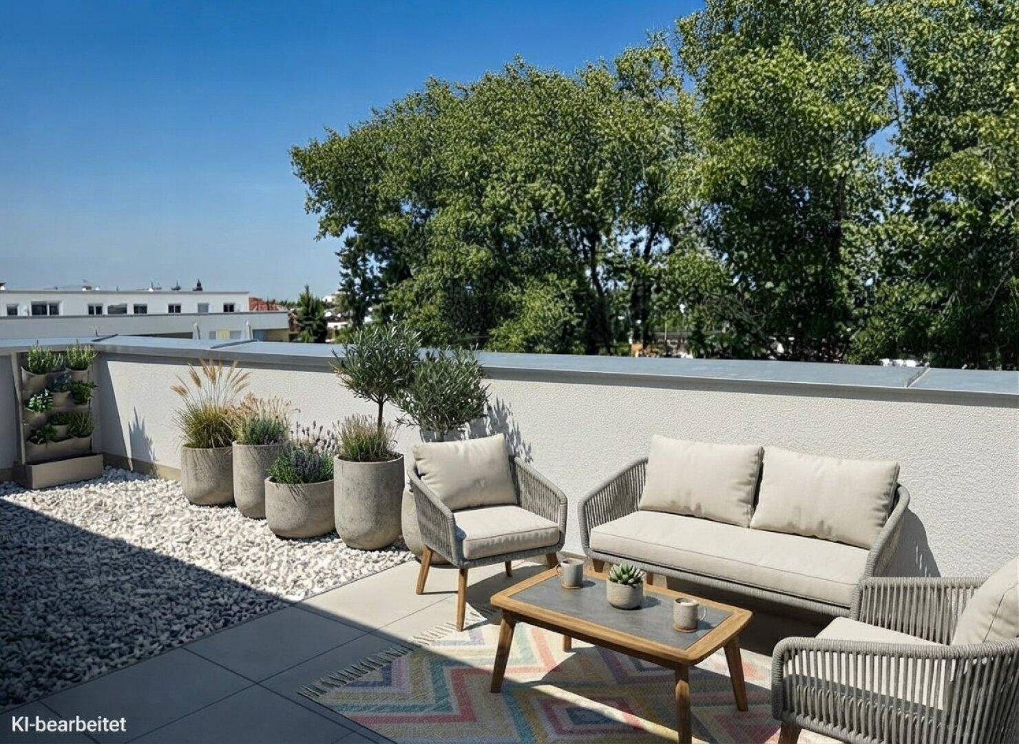 Sonnige Dachterrasse mit modernen Gartenmöbeln, Pflanzen und weitem Blick.