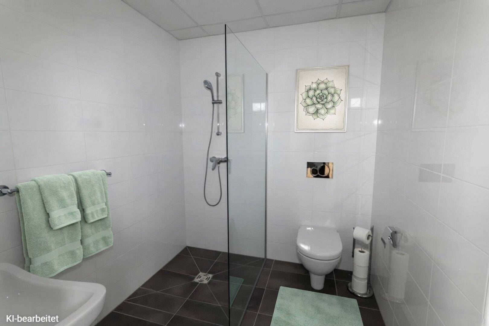 Modernes Badezimmer mit ebenerdiger Dusche, Wand-WC und weißen Fliesen.