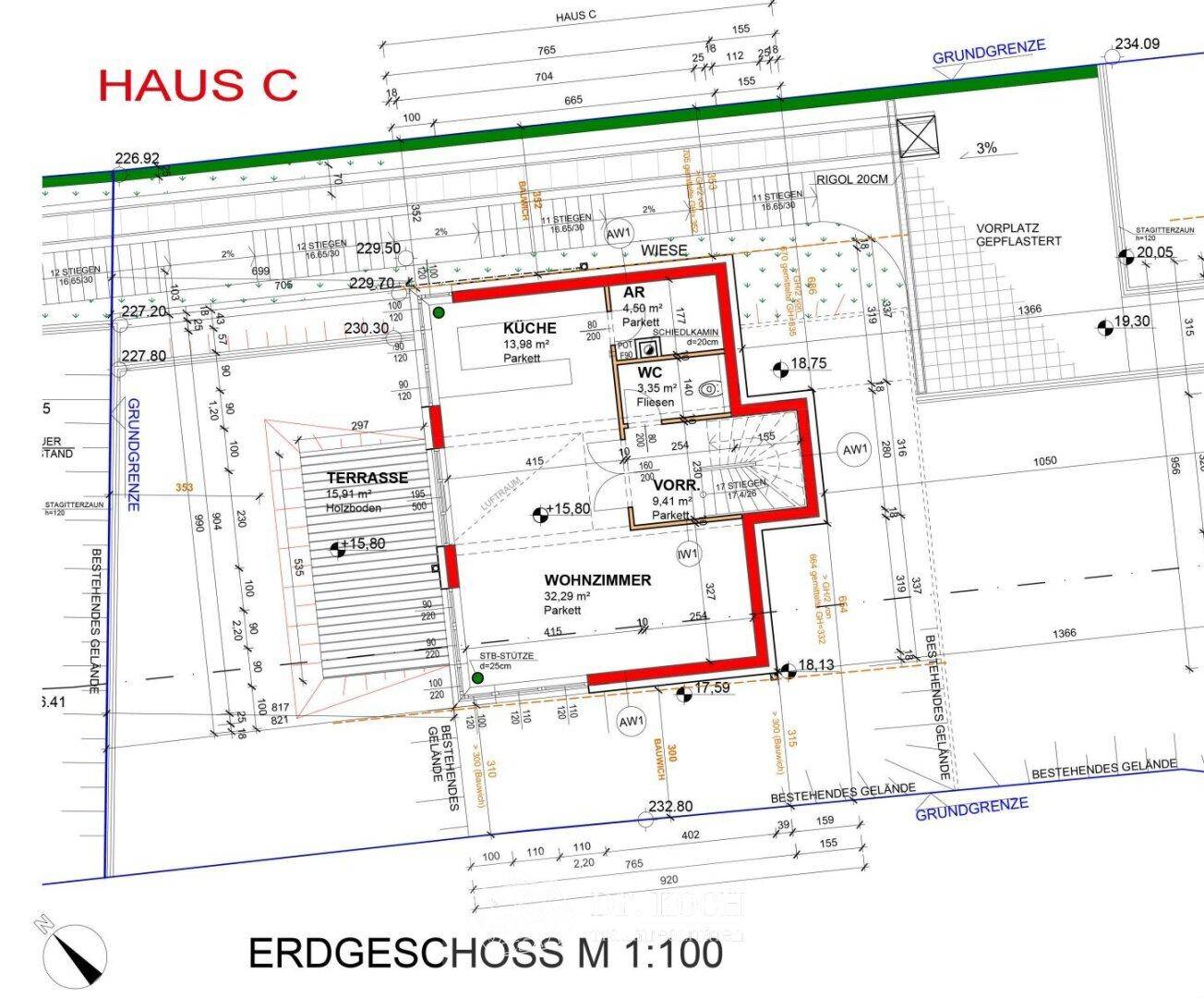 Grundriss des Erdgeschosses mit offenem Wohnbereich, Küche, Terrasse und Kamin.