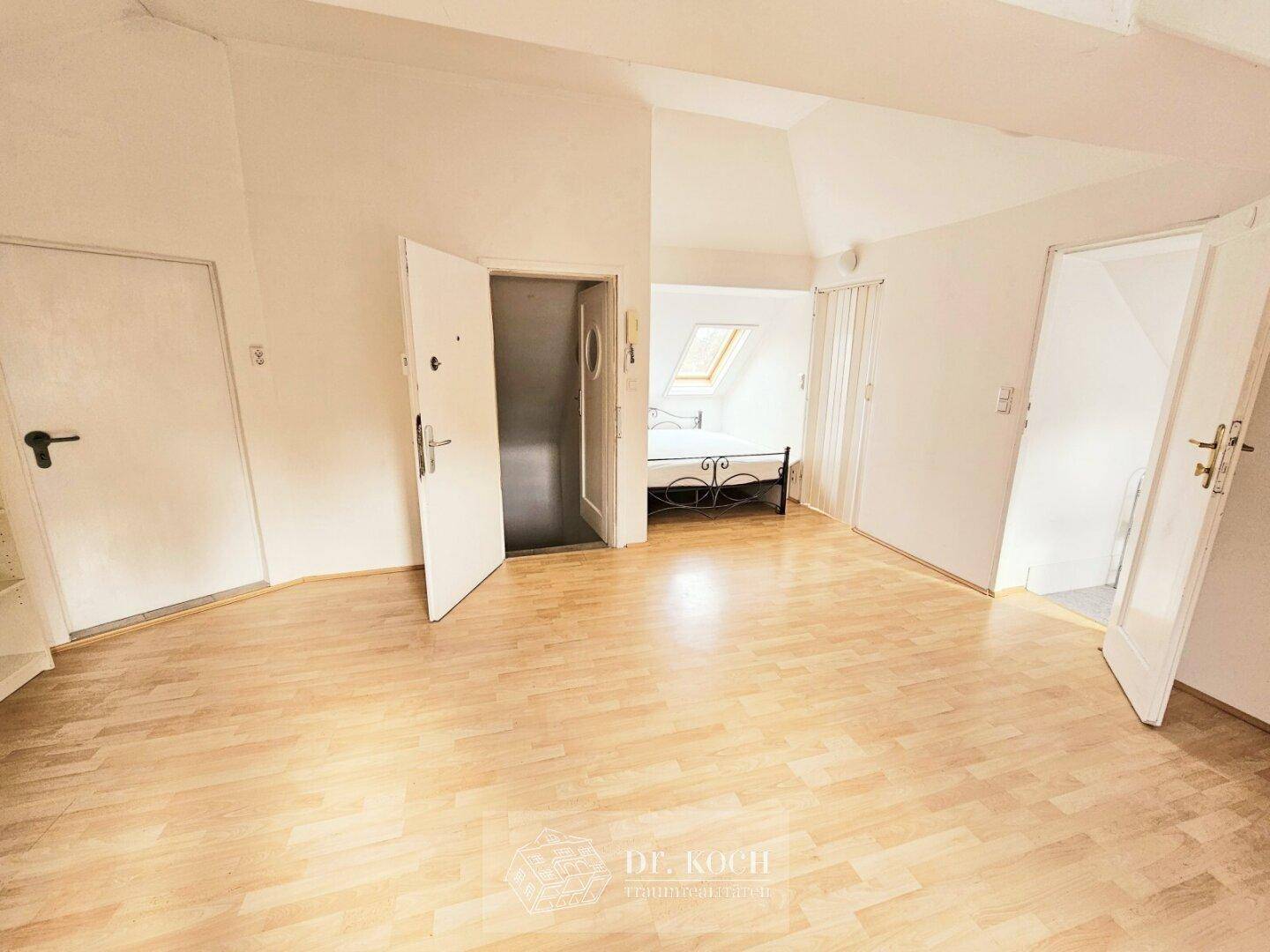 Heller Flur im Dachgeschoss mit Laminatboden und Zugang zu verschiedenen Räumen.