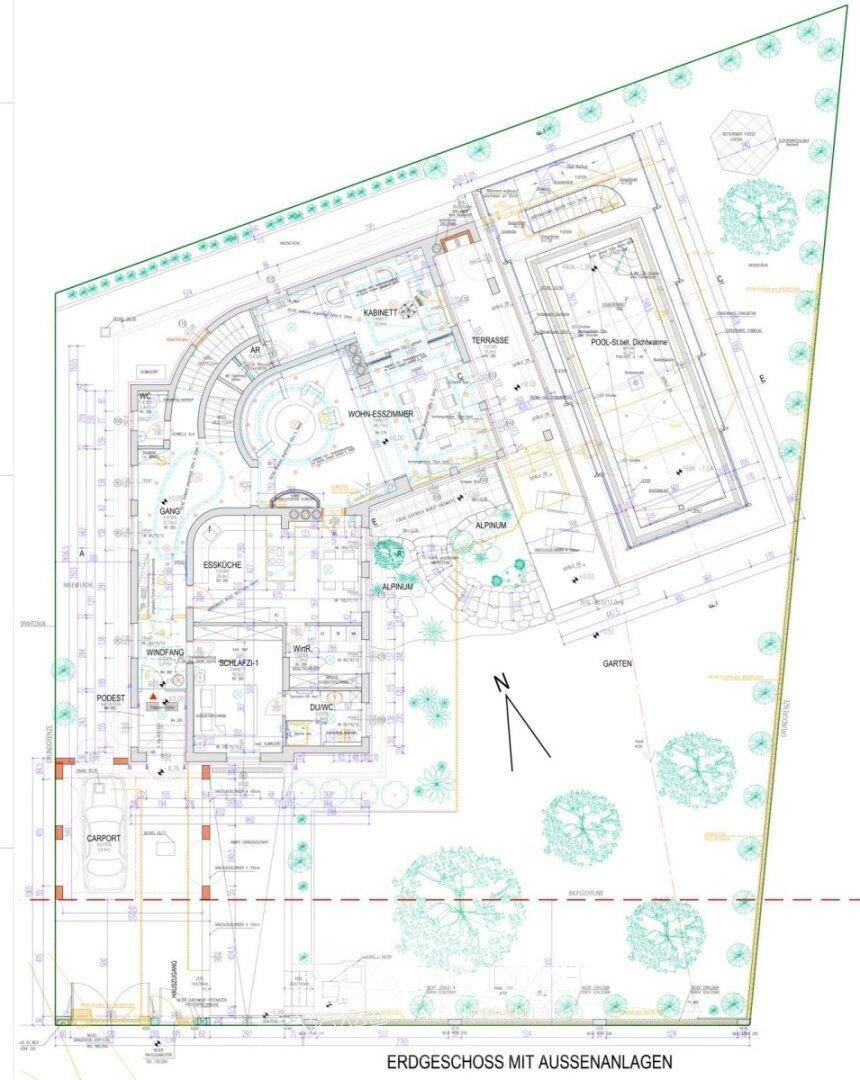 Grundriss des Erdgeschosses mit detaillierter Darstellung der Außenanlagen und des Pools.