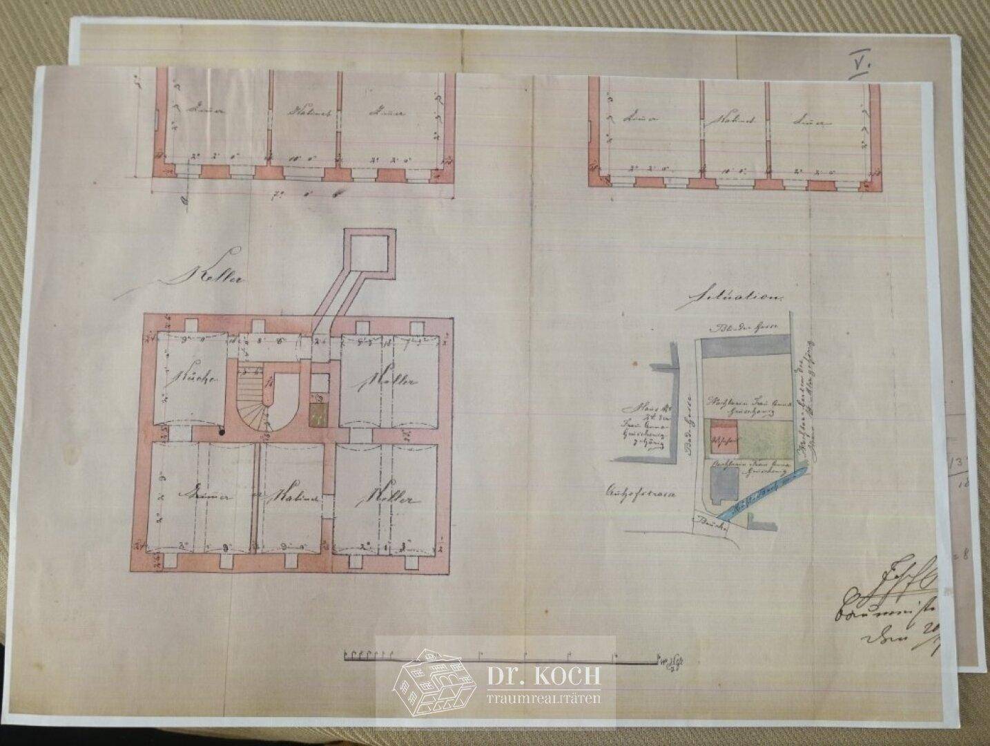 Historischer Grundrissplan mit verschiedenen Ebenen und architektonischen Details.