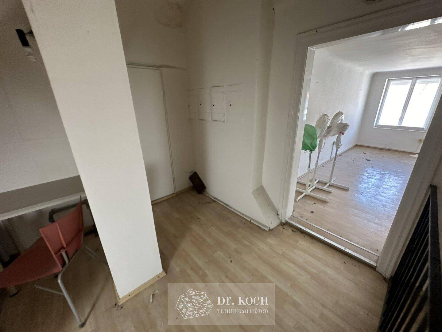 Dachbodenbereich mit Holzboden und Zugang zu weiteren Räumen.