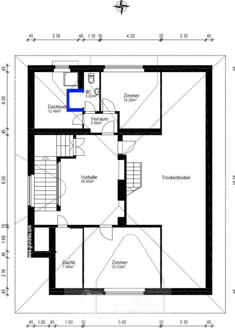 Grundriss des Dachgeschosses mit Dachboden, Vorraum und weiteren Zimmern.