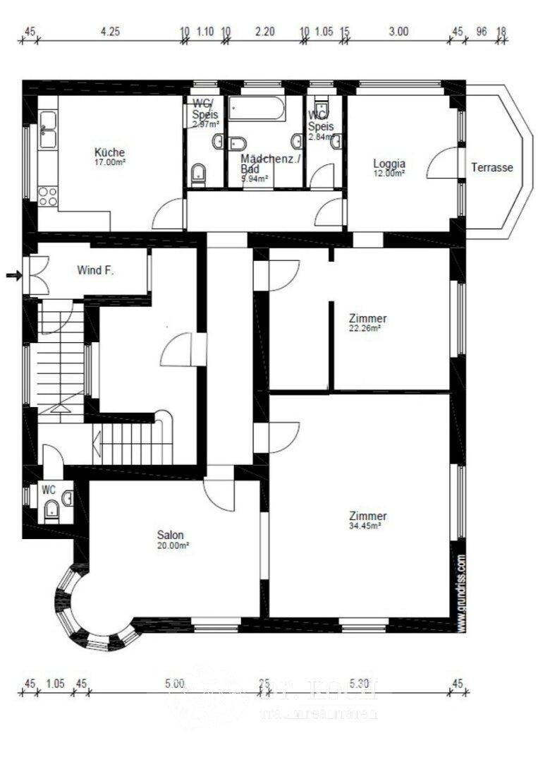 Grundriss des Erdgeschosses mit Küche, Salon, Zimmern, Loggia und Terrasse.