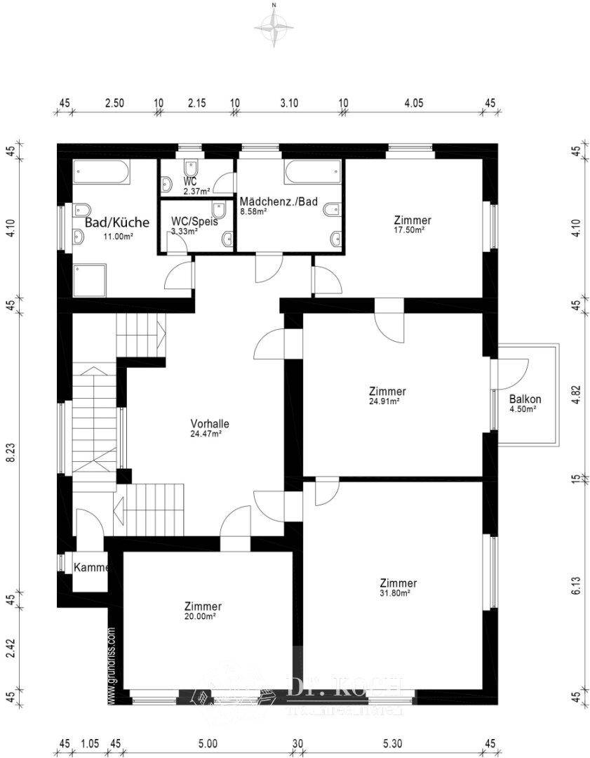 Grundriss des Obergeschosses mit mehreren Zimmern, Bad, WC und Balkon.