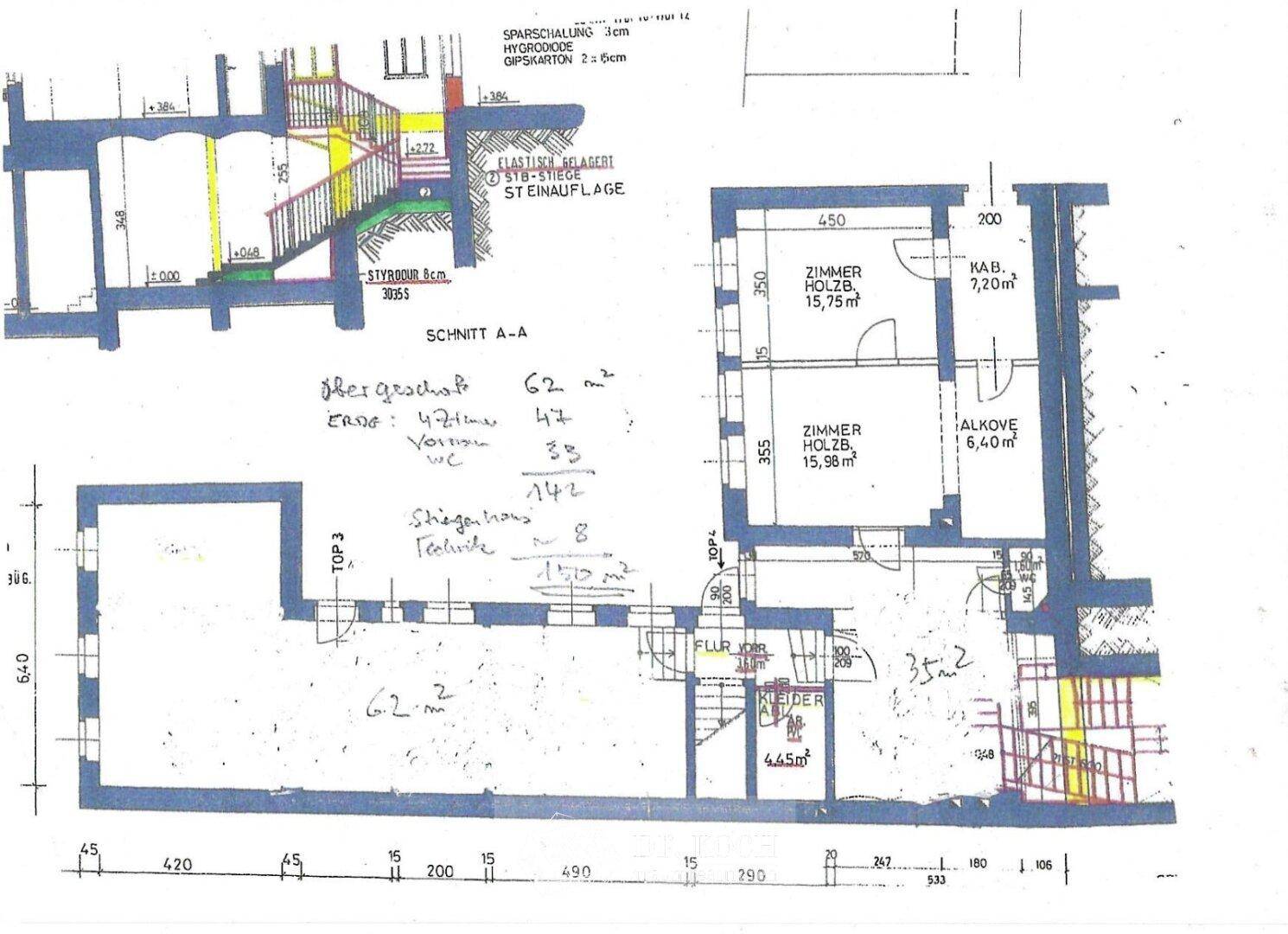 Detaillierter Grundriss mit Zimmeraufteilung, Treppenhaus, Balkon und verschiedenen Funktionsbereichen.