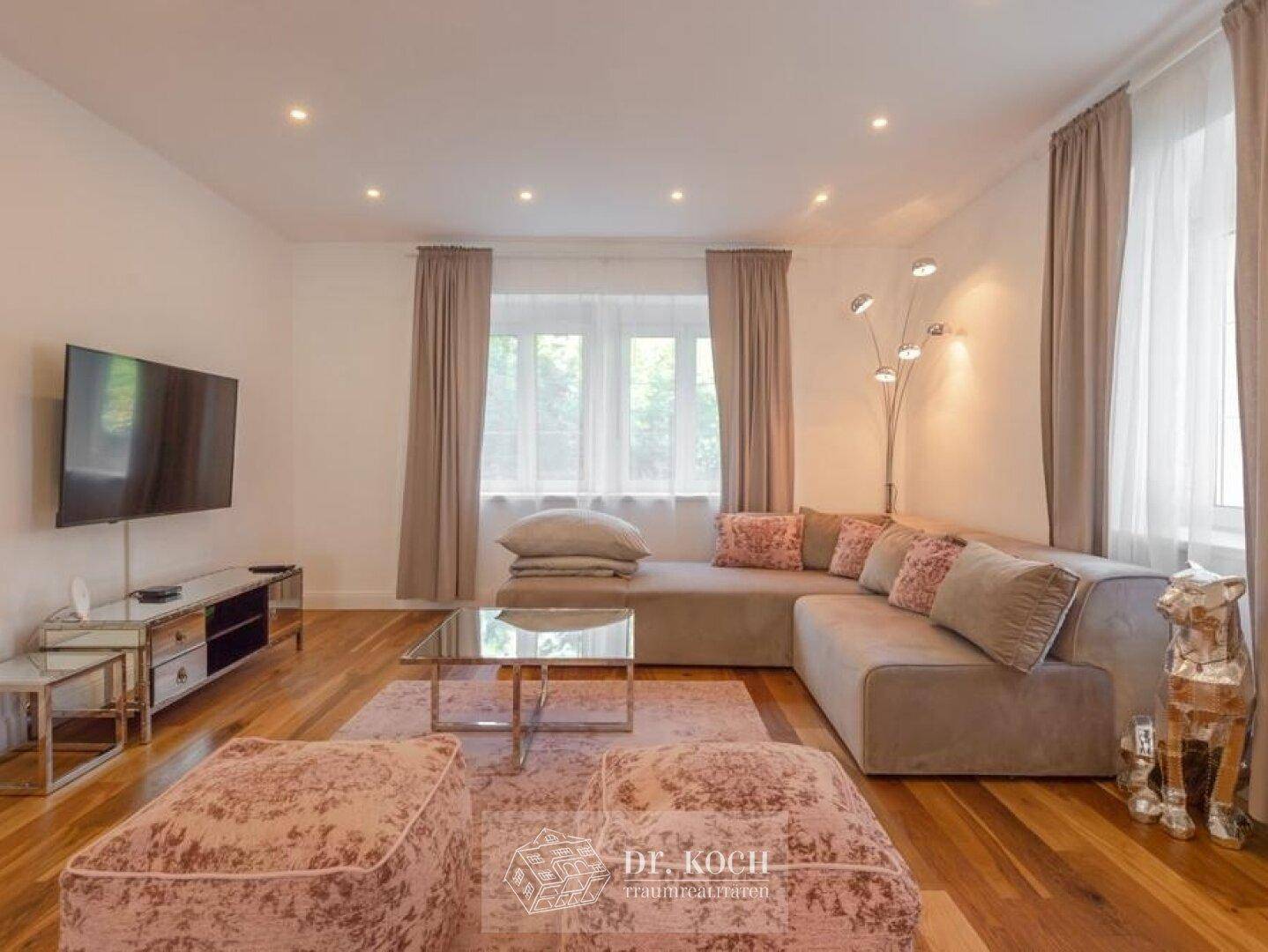 Gemütliches Wohnzimmer mit großem Ecksofa, Holzboden und modernen Möbeln.