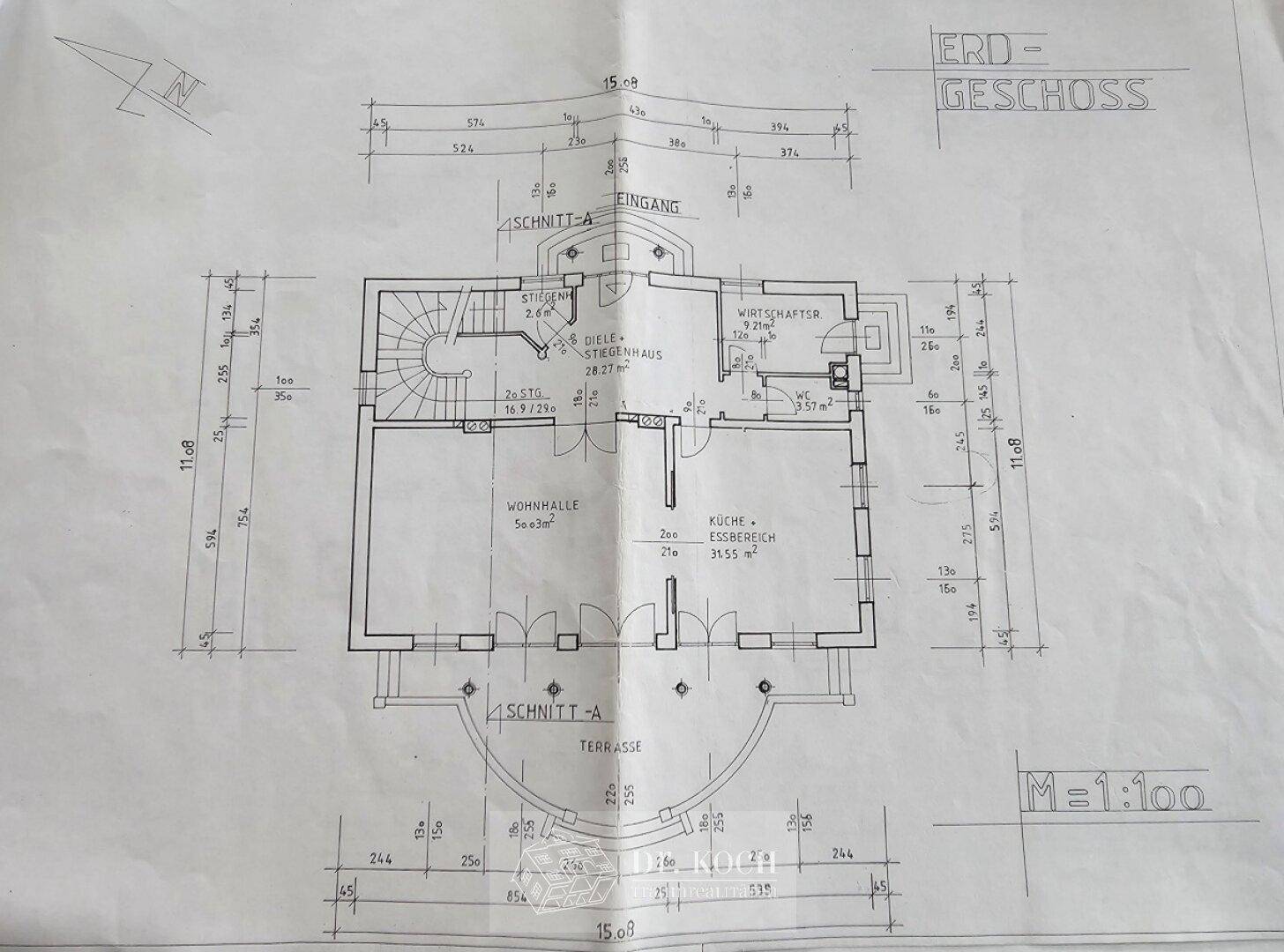 Detaillierter Grundriss des Erdgeschosses mit Wohnbereich, Küche und Terrasse.