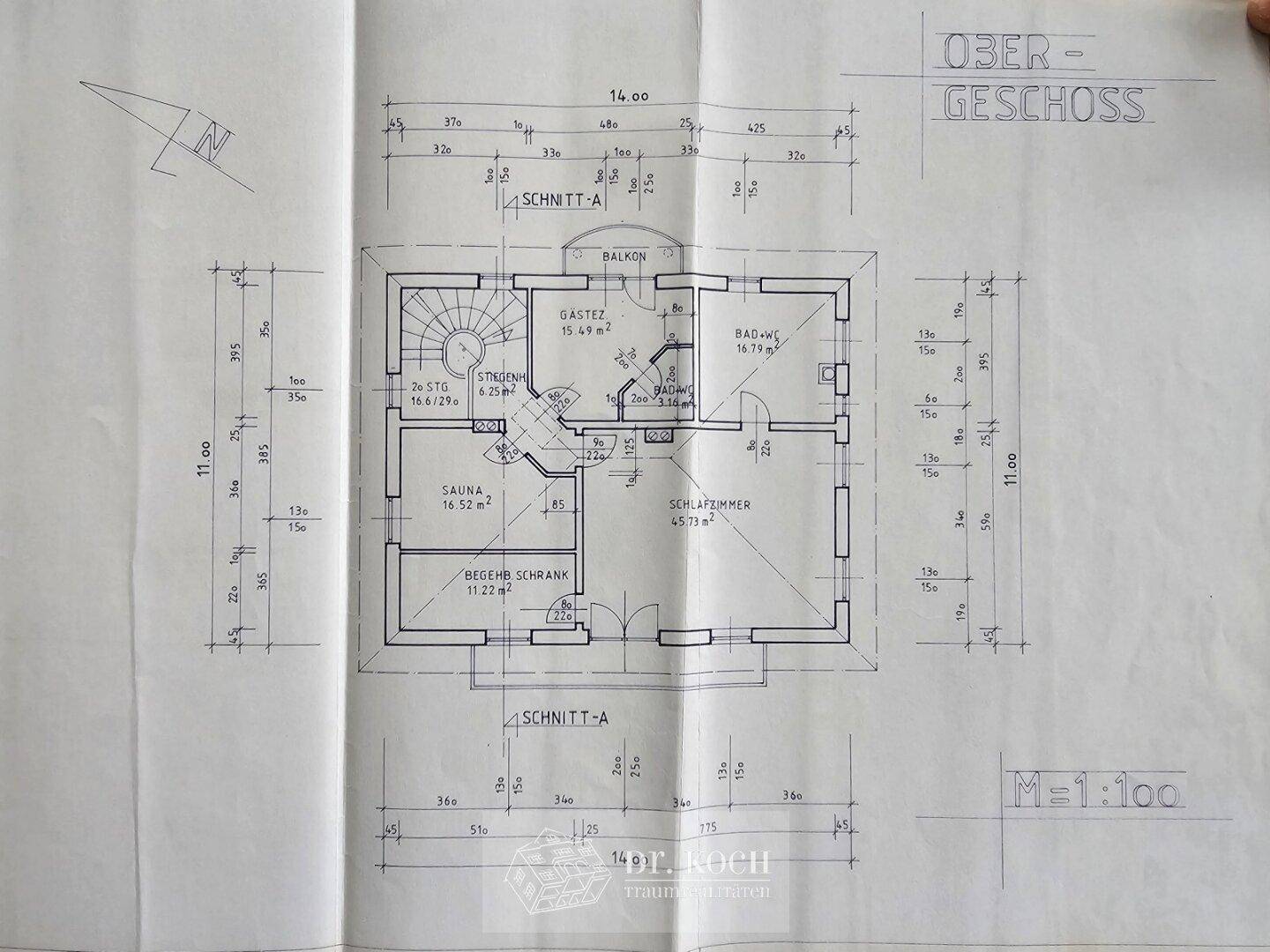 Grundriss des Obergeschosses mit Schlafzimmern, Bad, Sauna und Balkon.