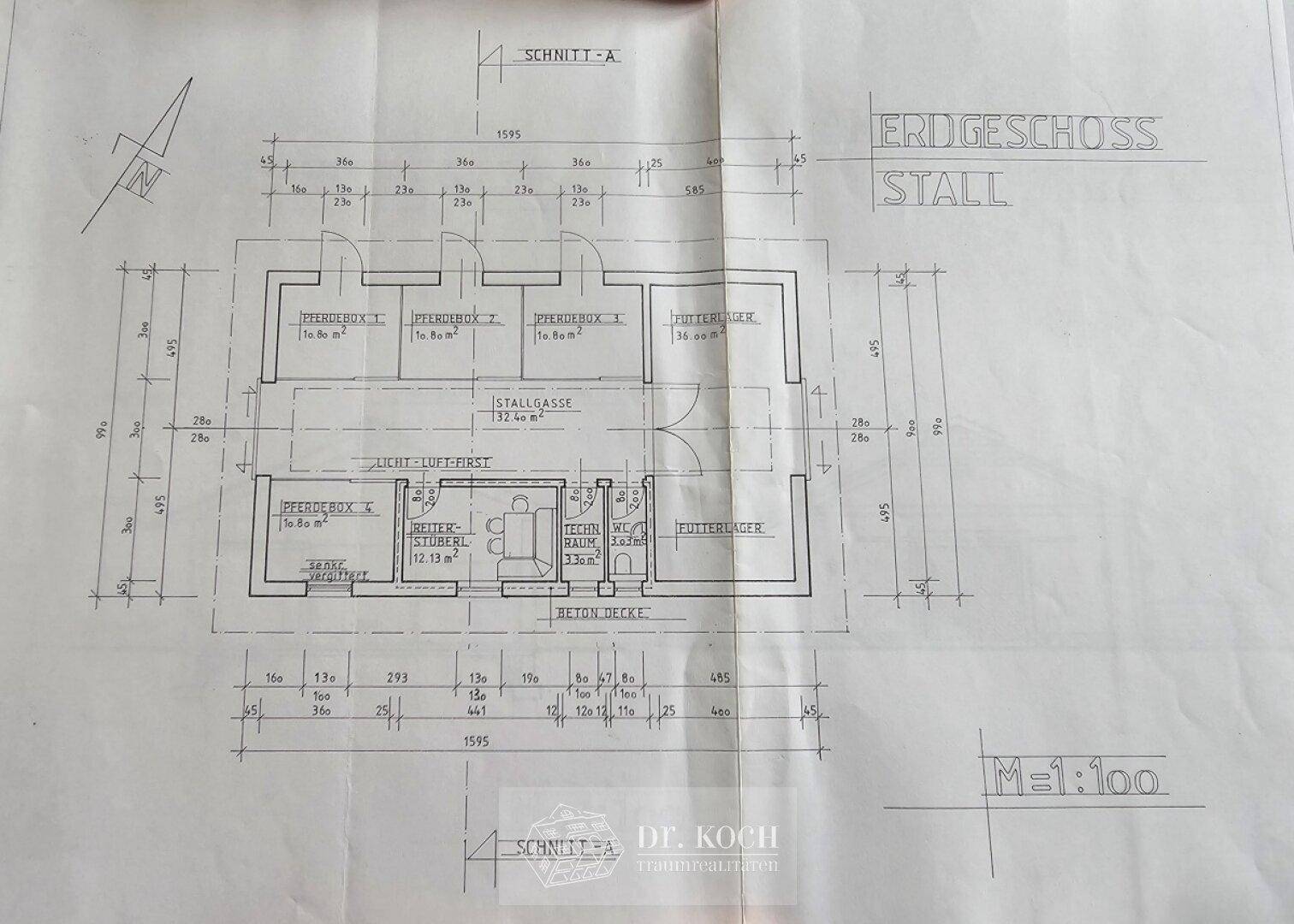 Grundriss des Erdgeschosses eines Stalls mit Pferdeboxen und Futterlager.