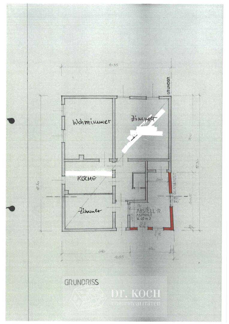 Handgezeichneter Grundriss des Erdgeschosses mit Wohnzimmer, Küche und Zimmer.
