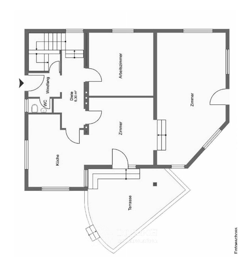 Grundriss des Erdgeschosses zeigt die Aufteilung mit Küche, Zimmern, WC und Terrasse.