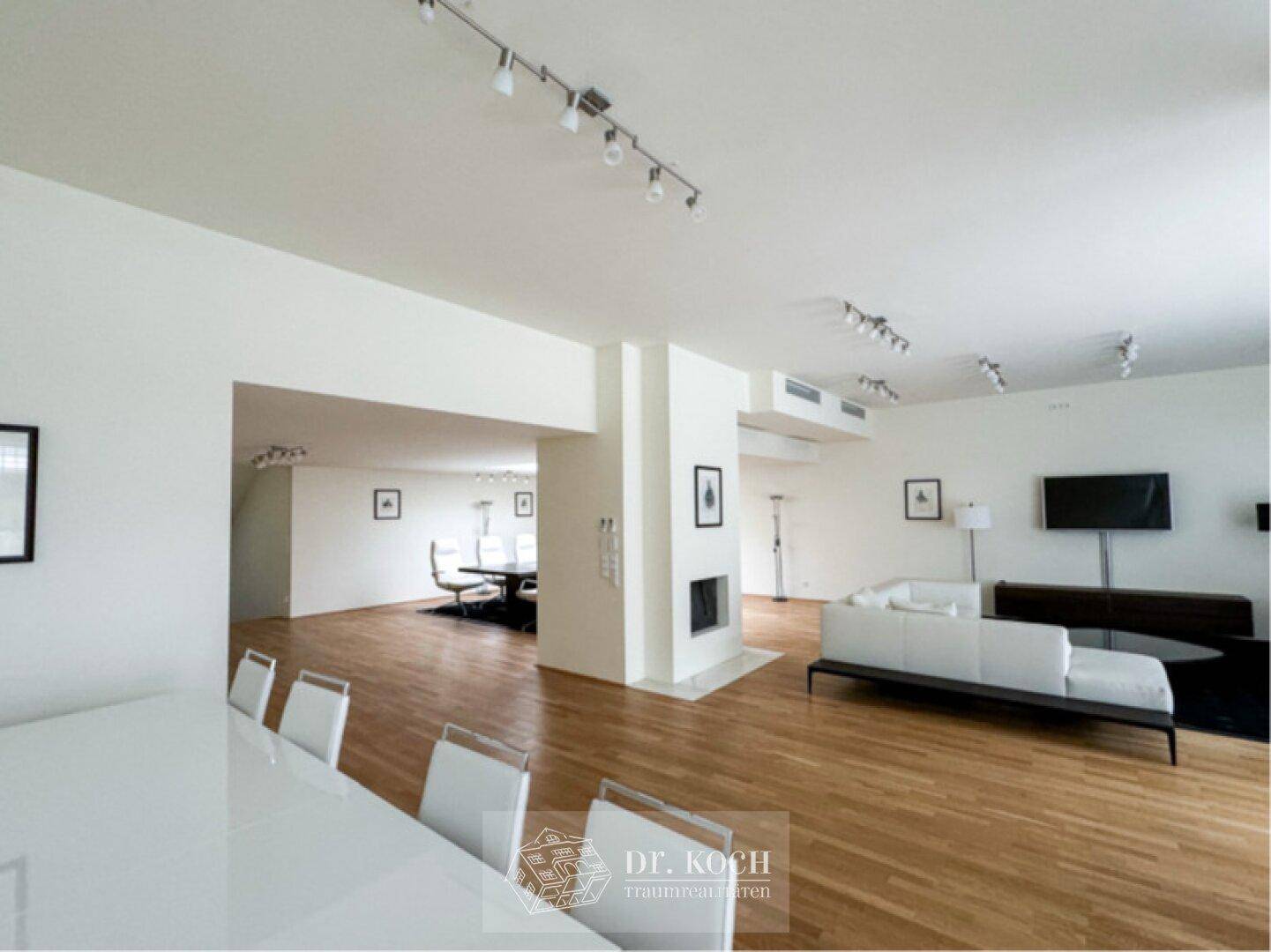 Offener Wohn- und Essbereich mit modernem Interieur, Holzboden und viel Tageslicht.