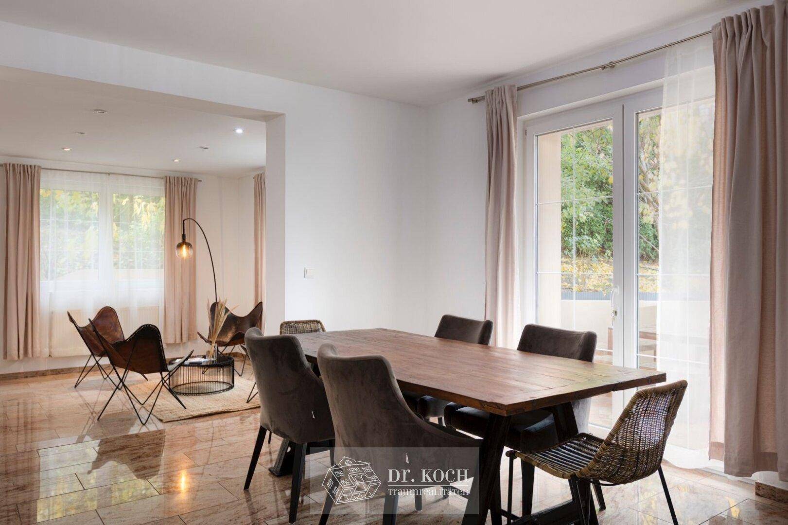 Essbereich mit Holztisch und Stühlen, offen zum Wohnzimmer, bietet viel Platz für gesellige Runden.